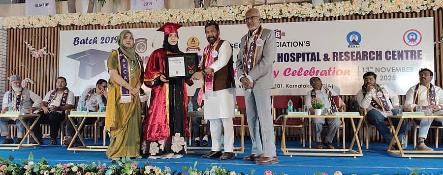 ವಿಜಯಪುರ ನಗರದ ಸಿಕ್ಯಾಬ್‌ ಸಂಸ್ಥೆಯ ಲುಕ್ಮಾನ್ ಯುನಾನಿ ಮೆಡಿಕಲ್ ಕಾಲೇಜು, ಆಸ್ಪತ್ರೆ ಮತ್ತು ಸಂಶೋಧನಾ ಕೇಂದ್ರದ ಪದವಿ ಪ್ರದಾನ ಸಮಾರಂಭದಲ್ಲಿ ವಿಧಾನ ಪರಿಷತ್ ಸದಸ್ಯ ಮತ್ತು ಸರ್ಕಾರದ ಮುಖ್ಯ ಸಚೇತಕ ಸಲೀಂ ಅಹಮ್ಮದ್‍ ಅವರು ವಿದ್ಯಾರ್ಥಿನಿಗೆ ಪದವಿ ಪ್ರದಾನ ಮಾಡಿದರು