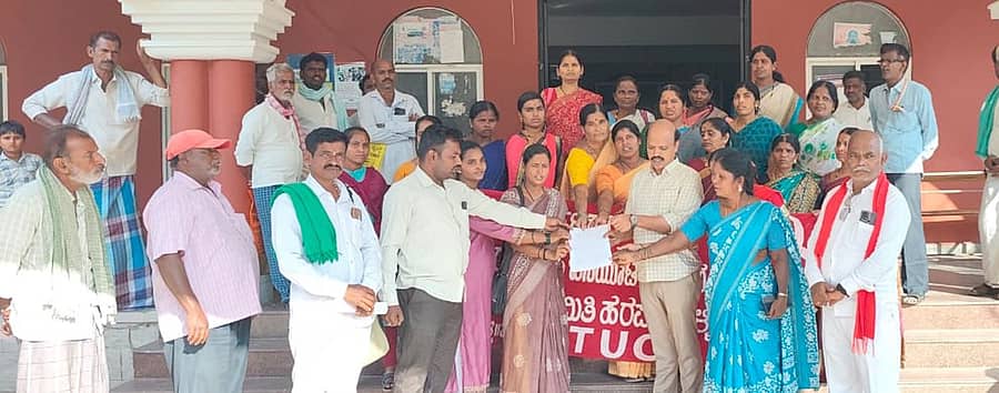 ಹರಪನಹಳ್ಳಿಯಲ್ಲಿ ರಾಜ್ಯ ಅಕ್ಷರ ದಾಸೋಹ ಬಿಸಿಯೂಟ ತಯಾರಕರ ಫೆಡರೇಷನ್ ಕಾರ್ಯಕರ್ತರು ಸೋಮವಾರ ತಾಲ್ಲೂಕು ಆಡಳಿತ ಸೌಧದ ಮುಂಭಾಗ ಪ್ರತಿಭಟನೆ ನಡೆಸಿ ತಹಶೀಲ್ದಾರ್ ಬಿ.ವಿ.ಗಿರೀಶ್ ಬಾಬು ಅವರಿಗೆ ಮನವಿ ಸಲ್ಲಿಸಿದರು