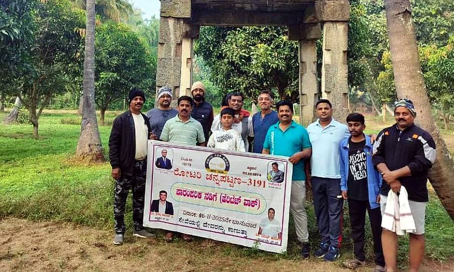 ಚನ್ನಪಟ್ಟಣದ ರೋಟರಿ ಕ್ಲಬ್ ಪದಾಧಿಕಾರಿಗಳು ಪಾರಂಪರಿಕ ನಡಿಗೆ (ಹೆರಿಟೇಜ್ ವಾಕ್) ಕಾರ್ಯಕ್ರಮವನ್ನು ಹಮ್ಮಿಕೊಂಡು ಐತಿಹಾಸಿಕ ಸ್ಥಳಗಳಿಗೆ ಭೇಟಿ ನೀಡಿ ಸಾರ್ವಜನಿಕರಲ್ಲಿ ಜಾಗೃತಿ ಮೂಡಿಸಿದರು