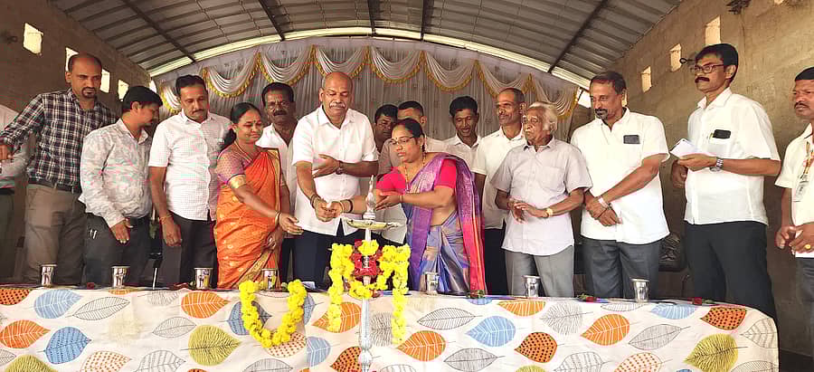 ನರಸಿಂಹರಾಜಪುರ ತಾಲ್ಲೂಕು ಸೀತೂರು ಗ್ರಾಮದಲ್ಲಿ ನೂತನ ಗ್ರಾಮ ಪಂಚಾಯಿತಿ ಕಟ್ಟಡವನ್ನು ಶಾಸಕ ಟಿ.ಡಿ.ರಾಜೇಗೌಡ ಸೋಮವಾರ ಉದ್ಘಾಟಿಸಿದರು