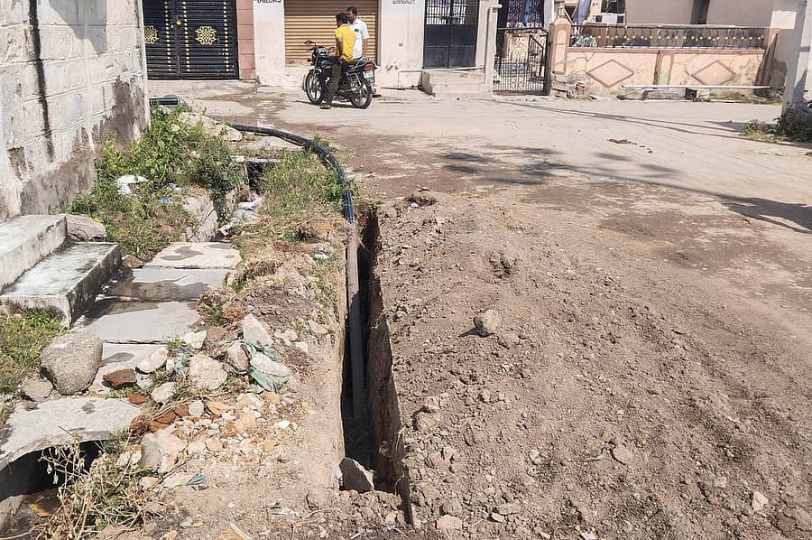 ಮಾನ್ವಿ ಪಟ್ಟಣದ 14ನೇ ವಾರ್ಡ್ನಲ್ಲಿ ಅಪೂರ್ಣಗೊಂಡಿರುವ ಕುಡಿಯುವ ನೀರಿನ ಪೈಪ್ ಲೈನ್ ಅಳವಡಿಕೆ ಕಾಮಗಾರಿ