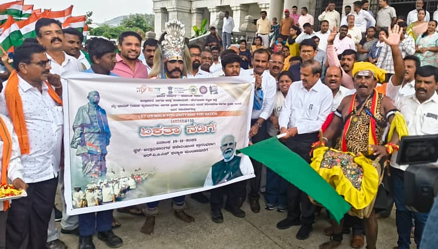<div class="paragraphs"><p>‘ರಾಷ್ಟ್ರೀಯ ಏಕತಾ ದಿನ: ಸರ್ದಾರ್@150’ ಪ್ರಯುಕ್ತ&nbsp; ರಾಮನಗರದಲ್ಲಿ ಬೆಂಗಳೂರು ದಕ್ಷಿಣ ಜಿಲ್ಲಾಡಳಿತ, ಮೈ ಭಾರತ್ ಹಾಗೂ ವಿವಿಧ ಇಲಾಖೆಗಳ ಸಹಯೋಗದೊಂದಿಗೆ ಮಂಗಳವಾರ ಹಮ್ಮಿಕೊಂಡಿದ್ದ ಏಕತಾ ಪಾದಯಾತ್ರೆಗೆ ಸಂಸದ ಡಾ. ಸಿ.ಎನ್. ಮಂಜುನಾಥ್ ಅವರು ಜಿಲ್ಲಾಧಿಕಾರಿ ಕಚೇರಿ ಬಳಿ ಚಾಲನೆ ನೀಡಿದರು.</p></div>