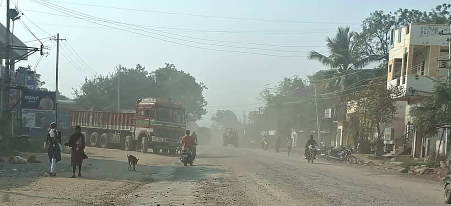 ಸಿರುಗುಪ್ಪದ ಮುಖ್ಯ ರಸ್ತೆಯಲ್ಲಿನ ಧೂಳಿನ ಸ್ಥಿತಿ