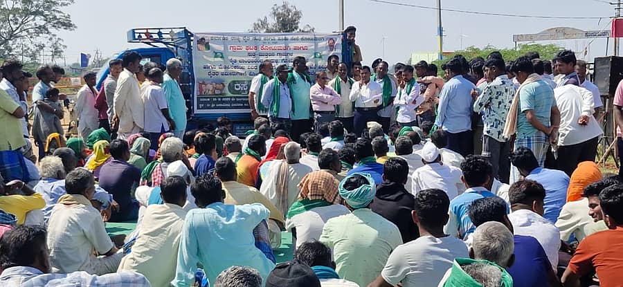 ಗದಗ–ಬಾಗಲಕೋಟೆ ರಾಜ್ಯ ಹೆದ್ದಾರಿಯಲ್ಲಿ ಮಂಗಳವಾರ ಪ್ರತಿಭಟನೆ ನಡೆಸಿದ ರೈತರೊಂದಿಗೆ ಉಪವಿಭಾಗಾಧಿಕಾರಿ ಗಂಗಪ್ಪ ಎಂ. ಮಾತನಾಡಿದರು