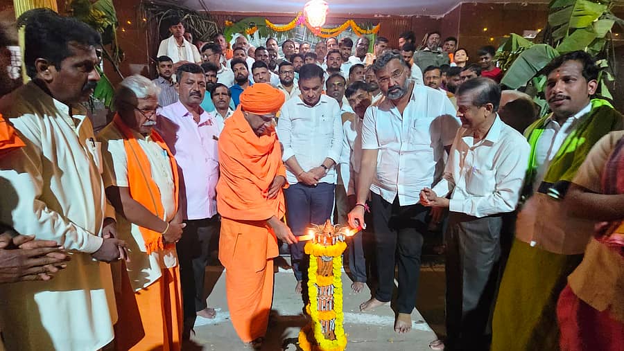 ಉಗರಗೋಳದಲ್ಲಿ ಲಕ್ಷ ದೀಪೋತ್ಸವ ಪ್ರಯುಕ್ತ ಶಾಸಕ ವಿಶ್ವಾಸ್ ವೈದ್ಯ ಹಾಗೂ ವಿರೂಪಾಕ್ಷ ಮಾಮನಿ, ಪೂಜ್ಯರು ದೀಪ ಬೆಳಗಿಸಿದರು