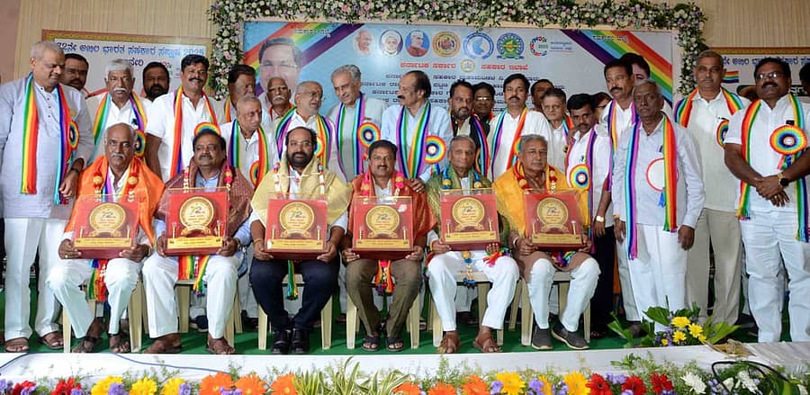 ಹಾವೇರಿಯಲ್ಲಿ ‘72ನೇ ಅಖಿಲ ಭಾರತ ಸಹಕಾರ ಸಪ್ತಾಹ’ದ ಅಂಗವಾಗಿ ಮಂಗಳವಾರ ಹಮ್ಮಿಕೊಂಡಿದ್ದ ‘ಬೆಳಗಾವಿ ವಿಭಾಗ ಮಟ್ಟದ ಸಮಾವೇಶ’ದಲ್ಲಿ ರಾಜ್ಯ ಮಟ್ಟದ ಸಹಕಾರ ರತ್ನ ಪ್ರಶಸ್ತಿ ಪಡೆದವರನ್ನು ಸನ್ಮಾನಿಸಲಾಯಿತು.