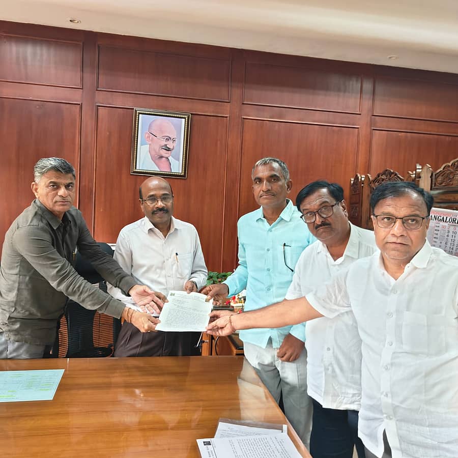 ಲಿಂಗಸುಗೂರಿನ ನಂದವಾಡಗಿ ನೀರಾವರಿ ಹೋರಾಟ ಸಮಿತಿ ಮುಖಂಡರು ಬೆಂಗಳೂರಿನಲ್ಲಿ ಕೆಬಿಜೆಎನ್ಎಲ್ ನಿಗಮದ ವ್ಯವಸ್ಥಾಪಕ ನಿರ್ದೇಶಕ ಕೃಷ್ಣಮೂರ್ತಿ ಕುಲಕರ್ಣಿ ಅವರಿಗೆ ಮನವಿ ಸಲ್ಲಿಸಿದರು