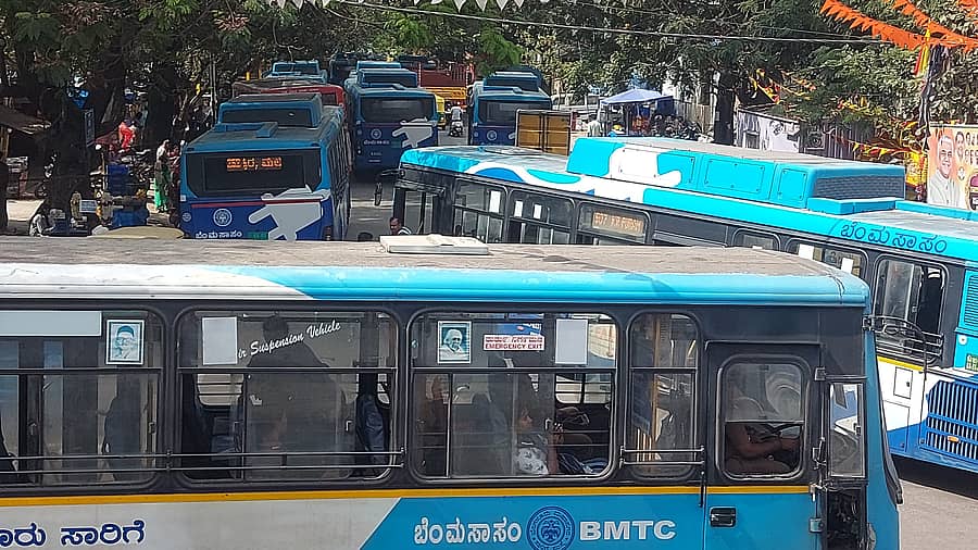 ಪೀಣ್ಯ 2ನೇ ಹಂತದ ಬಸ್ ನಿಲ್ದಾಣದಲ್ಲಿ ಅಡ್ಡಾದಿಡ್ಡಿ ಚಲಿಸುವ ಬಸ್‌ಗಳು