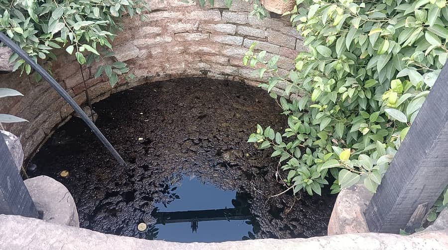 ಹುನಗುಂದ ತಾಲ್ಲೂಕಿನ ತಿಮ್ಮಾಪೂರ ಗ್ರಾಮದಲ್ಲಿನ ಶುದ್ಧ ಕುಡಿಯುವ ನೀರಿನ ಘಟಕಕ್ಕೆ ನೀರು ಪೂರೈಸುವ ಬಾವಿಯಲ್ಲಿ ಕಸ ಕಡ್ಡಿ ಬಿದ್ದಿದೆ