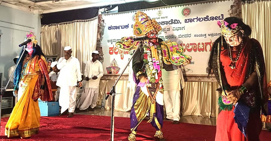 ವಿಜಯಪುರ ಜಿಲ್ಲೆಯ ಆಲಮಟ್ಟಿ ತಾಲ್ಲೂಕಿನ ದೇವಣಗಾಂವ ಗ್ರಾಮದ ಶ್ರೀ ಮದ್ಗುರು ಲಿಂಗೇಶ್ವರ ಪ್ರಸಾಧಿಕ ಬೈಲಾಟ ಮಂಡಳಿಯ ಕಲಾವಿದರು ಕಾರ್ಯಕ್ರಮದಲ್ಲಿ 'ಭೀಮವಿಲಾಸ ಅರ್ಥಾತ್ ಕೀಚಕನ ವಧ' ದೊಡ್ಡಾಟ ಪ್ರದರ್ಶಿಸಿದರು
