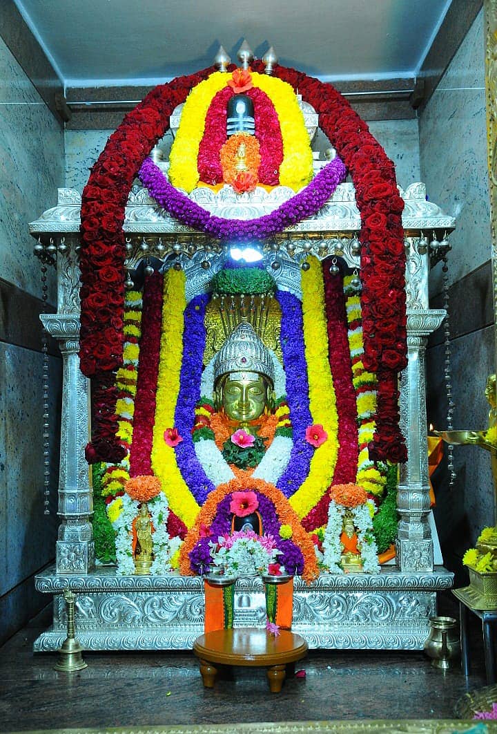 <div class="paragraphs"><p>ಬಂಡೇಮಠದ ಶ್ರೀ ಬಂಡೇಶ್ವರ ದೇವರಿಗೆ ವಿಶೇಷ ಅಲಂಕಾರ ಮಾಡಲಾಗಿತ್ತು</p></div>