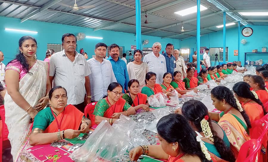 ಮಾಲೂರು ತಾಲ್ಲೂಕಿನ ಚಿಕ್ಕತಿರುಪತಿ ಪ್ರಸನ್ನ ವೆಂಕಟರಮಣ ಸ್ವಾಮಿ ದೇವಾಲಯದಲ್ಲಿ ಮಂಗಳವಾರ ಹುಂಡಿ ಎಣಿಕೆ ಕಾರ್ಯ ನಡೆಯಿತು