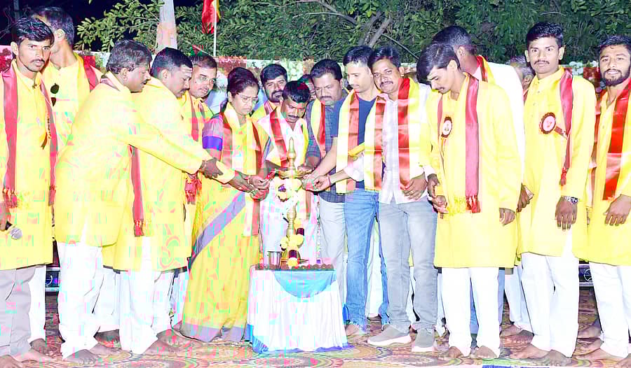 ಕುರುಗೋಡು ತಾಲ್ಲೂಕಿನ ಪಟ್ಟಣಸೆರಗು ಗ್ರಾಮದಲ್ಲಿ ಸೋಮವಾರ ಆಯೋಜಿಸಿದ್ದ ಗಜಾನನ ಯುವಕ ಸಂಘದ ಬೆಳ್ಳಿ ಮಹೋತ್ಸವವನ್ನು ಯುವಜನ ಸಬಲೀಕರಣ ಮತ್ತು ಕ್ರೀಡಾ ಇಲಾಖೆ ಸಹಾಯಕ ನಿರ್ದೇಶಕಿ ಕೆ.ಗ್ರೇಸಿ ಉದ್ಘಾಟಿಸಿದರು