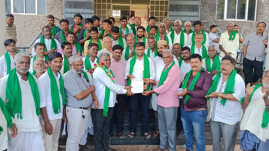 ಹುಬ್ಬಳ್ಳಿಯ ನವನಗರದ ಹುಡಾ ಕಚೇರಿ ಎದುರು ರತ್ನ ಭಾರತ ರೈತ ಸಮಾಜ ಸಂಘಟನೆ ಸದಸ್ಯರು ಮಂಗಳವಾರ ಪ್ರತಿಭಟನೆ ನಡೆಸಿದರು