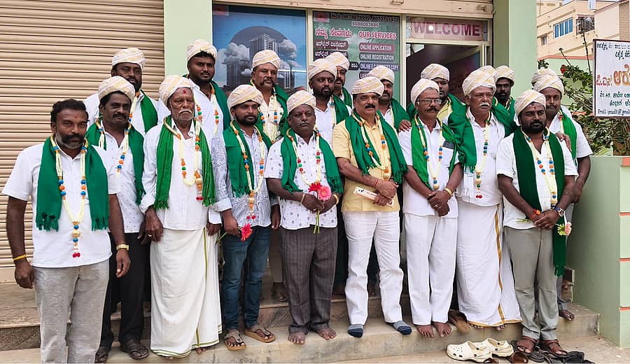 ಆನೇಕಲ್ ಪಟ್ಟಣದಲ್ಲಿ ಕರುನಾಡು ರೈತ ಗೋಪಾಲಕರ ಸಂಘಕ್ಕೆ ಆಯ್ಕೆಯಾದ ರಾಜ್ಯ ಮತ್ತು ತಾಲ್ಲೂಕು ಘಟಕದ ಪದಾಧಿಕಾರಿಗಳನ್ನು ಸನ್ಮಾನಿಸಲಾಯಿತು