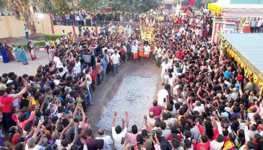 ಶ್ರೀರಂಗಪಟ್ಟಣ ತಾಲ್ಲೂಕಿನ ಪಾಲಹಳ್ಳಿ ಗ್ರಾಮದಲ್ಲಿ ಮಂಗಳವಾರ ಮುಂಜಾನೆ ಶಂಭುಲಿಂಗೇಶ್ವರ ದೇವರ ಕೊಂಡೋತ್ಸವ ನಡೆಯಿತು