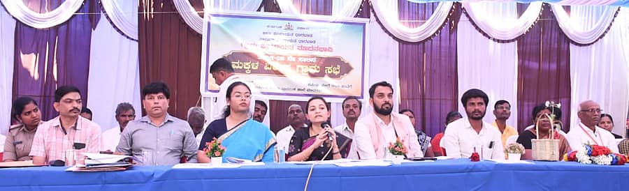 ಧಾರವಾಡ ತಾಲ್ಲೂಕಿನ ಮಾದನಭಾವಿ ಸರ್ಕಾರಿ ಹಿರಿಯ ಪ್ರಾಥಮಿಕ ಶಾಲೆಯಲ್ಲಿ ನಡೆದ ಮಕ್ಕಳ ವಿಶೇಷ ಗ್ರಾಮ ಸಭೆಯಲ್ಲಿ ಜಿಲ್ಲಾಧಿಕಾರಿ ಜಿಲ್ಲಾಧಿಕಾರಿ ದಿವ್ಯಪ್ರಭು ಮಾತನಾಡಿದರು