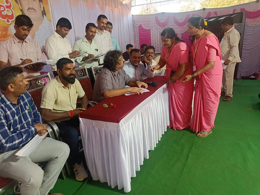 ಸಾಗರ ತಾಲ್ಲೂಕಿನ ತಾಳಗುಪ್ಪ ಗ್ರಾಮದಲ್ಲಿ ಮಂಗಳವಾರ ನಡೆದ ಜನಸಂಪರ್ಕ ಸಭೆಯಲ್ಲಿ ಜಿಲ್ಲಾ ಉಸ್ತುವಾರಿ ಸಚಿವ ಮಧು ಬಂಗಾರಪ್ಪ ಅವರು ಸಾರ್ವಜನಿಕರಿಂದ ಅಹವಾಲು ಸ್ವೀಕರಿಸಿದರು