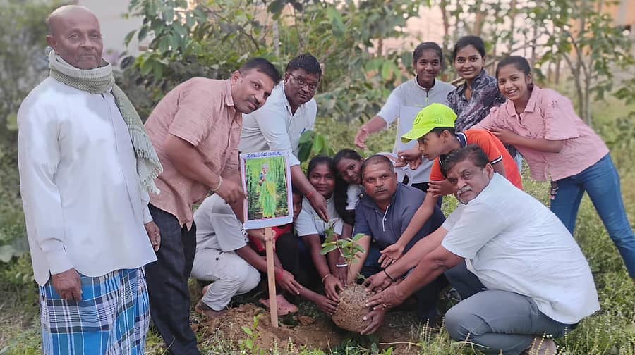 ಶಿಗ್ಗಾವಿ ಪಟ್ಟಣದ ಶಬರಿಗಿರಿ ವೈಷ್ಣವಿ ಉದ್ಯಾನದಲ್ಲಿ ಭಾನುವಾರ ಸಾಲು ಮರದ ತಿಮ್ಮಕ್ಕ ಅವರ ಹೆಸರಲ್ಲಿ ಗಿಡ ನೆಡುವ ಮೂಲಕ ನಡೆದ ಶ್ರದ್ಧಾಂಜಲಿ ಕಾರ್ಯಕ್ರಮ ಜರುಗಿತು