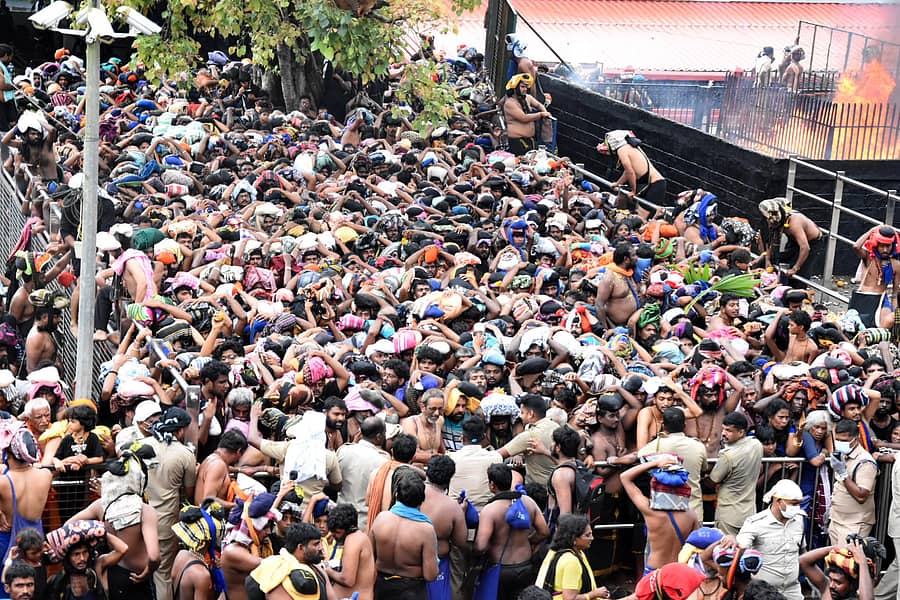 <div class="paragraphs"><p>ಕೇರಳದ ಶಬರಿಮಲೆ ದೇವಸ್ಥಾನದಲ್ಲಿ ದೇವರ ದರ್ಶನಕ್ಕಾಗಿ ಮಂಗಳವಾರ ಸರದಿ ಸಾಲಿನಲ್ಲಿ ನಿಂತಿದ್ದ ಭಕ್ತರ ದಂಡು </p></div>