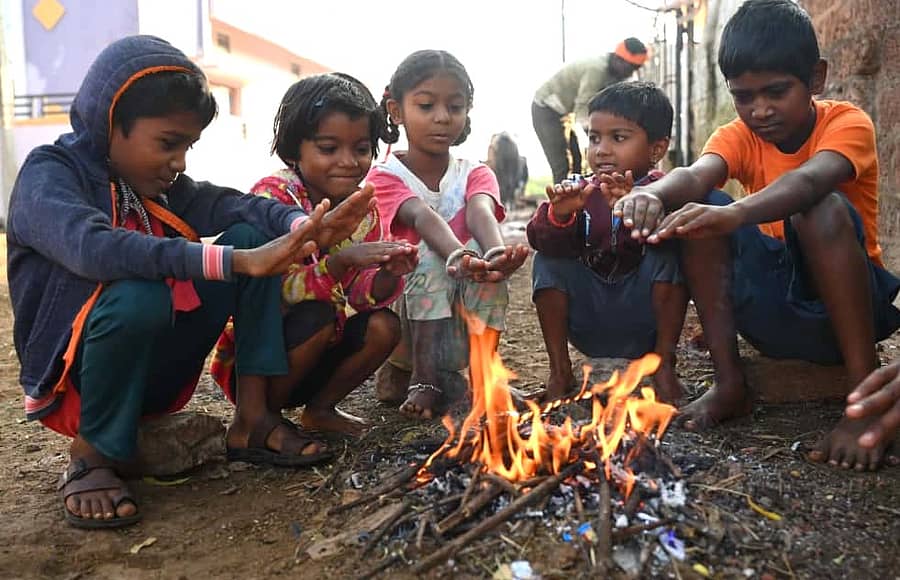 ಚಿಣ್ಣರು ಮೈ ಕಾಯಿಸಿಕೊಳ್ಳುತ್ತಿರುವುದು
–ಪ್ರಜಾವಾಣಿ ಚಿತ್ರಗಳು: ಲೋಕೇಶ ವಿ. ಬಿರಾದಾರ