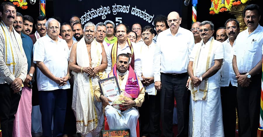 ಯಕ್ಷಗಾನ ಕಲಾವಿದ ರವಿಶಂಕರ್ ವಳಕುಂಜ ಅವರಿಗೆ ‘ಕದ್ರಿ ವಿಷ್ಣು ಪ್ರಶಸ್ತಿ-2025’ ನೀಡಿ ಗೌರವಿಸಲಾಯಿತು