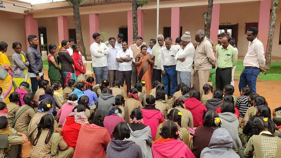 ಚಿಂತಾಮಣಿ ತಾಲ್ಲೂಕಿನ ದೊಡ್ಡಗಂಜೂರು ಗ್ರಾಮದ ಸರ್ಕಾರಿ ಪ್ರೌಢಶಾಲೆ ಮುಂದೆ ಪ್ರತಿಭಟನೆ ನಡೆಸಿದ ಪೋಷಕರು ಹಾಗೂ ವಿದ್ಯಾರ್ಥಿನಿಯರು