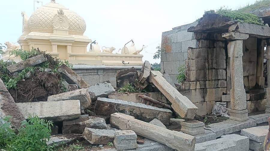 ಕೆಜಿಎಫ್‌ ತಾಲ್ಲೂಕಿನ ಮಡಿವಾಳದಲ್ಲಿರುವ ಸ್ವಯಂಭುವನೇಶ್ವರ ದೇವಾಲಯದ ಒಂದು ಭಾಗ ಕುಸಿದಿರುವುದು