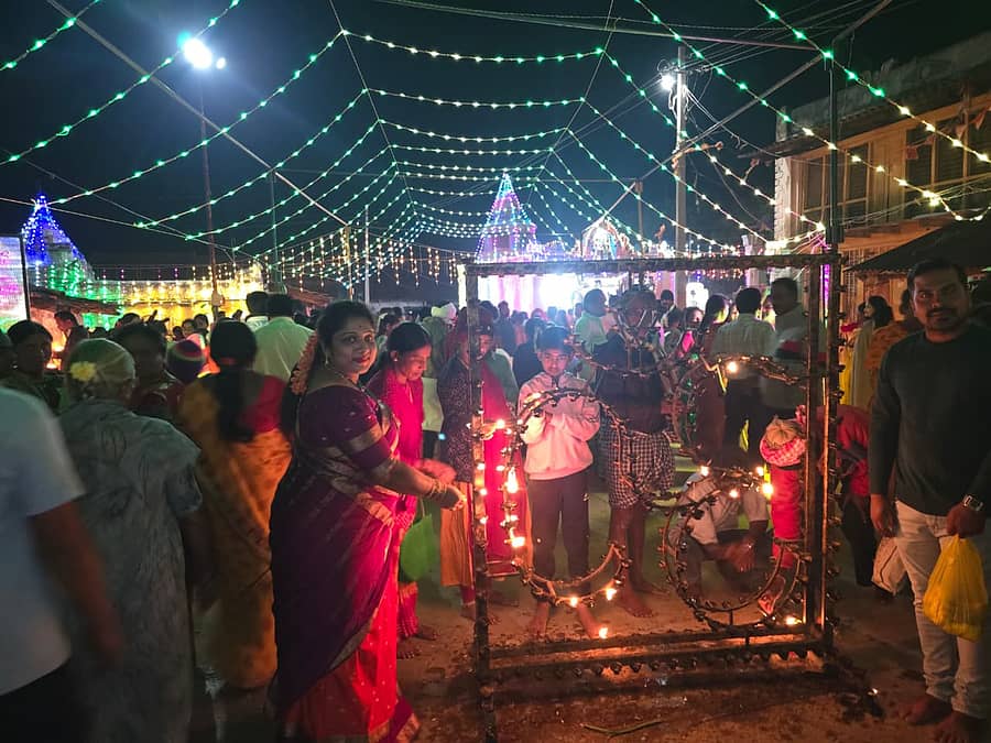 ಹೊಸದುರ್ಗದ ಗುಡ್ಡದನೇರಲಕೆರೆ ಗ್ರಾಮದಲ್ಲಿನ ದಶರಥರಾಮೇಶ್ವರ ದೇವಸ್ಥಾನದಲ್ಲಿ ಸೋಮವಾರ ದೀಪ ಬೆಳಗಿಸಲಾಯಿತು