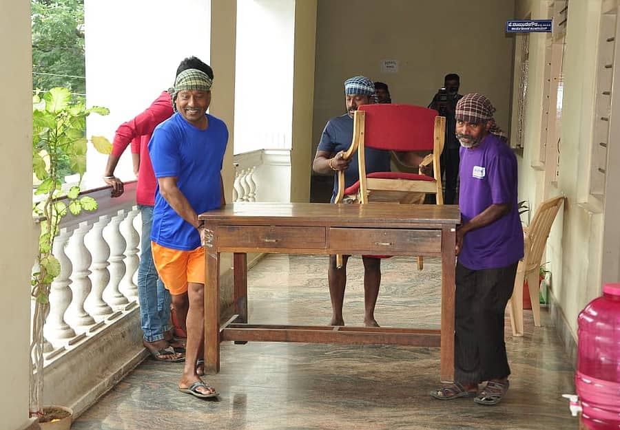 ಮಂಡ್ಯ ನಗರದ ಕಾವೇರಿ ನೀರಾವರಿ ನಿಗಮದ ಕಾರ್ಯಪಾಲಕ ಎಂಜಿನಿಯರ್ ಕಚೇರಿಯ ಸಾಮಗ್ರಿಗಳನ್ನು ನ್ಯಾಯಾಲಯದ ಆದೇಶದ ಮೇರೆಗೆ ಮಂಗಳವಾರ ಜಪ್ತಿ ಮಾಡಲಾಯಿತು