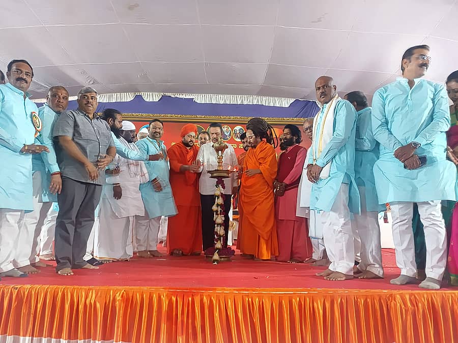 ಗದಗ ನಗರದ ವಿದ್ಯಾದಾನ ಸಮಿತಿಯ ಮೈದಾನದಲ್ಲಿ ಮಂಗಳವಾರ ನಡೆದ ಅತಿರುದ್ರ ಮಹಾಯಾಗ ಮತ್ತು ಕಿರಿಯ ಕುಂಭಮೇಳದ ಸಮಾರೋಪ ಸಮಾರಂಭವನ್ನು ನಾಗಾಸಾಧು ಮಹಾಂತ ಸಹದೇವಾನಂದ ಮಹಾರಾಜರು ಉದ್ಘಾಟಿಸಿದರು