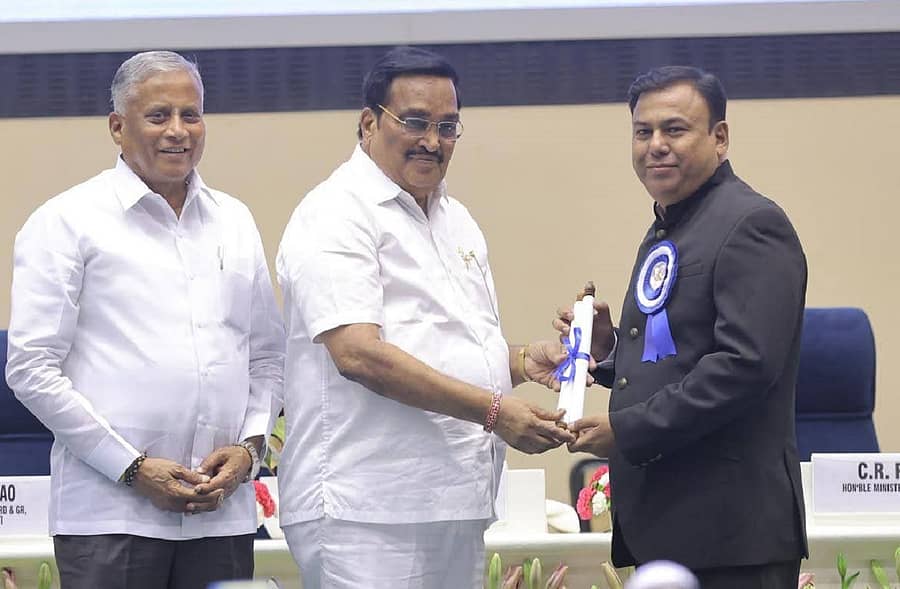 ನವದೆಹಲಿಯ ವಿಜ್ಞಾನ ಭವನದಲ್ಲಿ ಮಂಗಳವಾರ ನಡೆದ ‘ರಾಷ್ಟ್ರೀಯ ಜಲ ಪ್ರಶಸ್ತಿ’ ಪ್ರದಾನ ಸಮಾರಂಭದಲ್ಲಿ ಕೇಂದ್ರ ಜಲ ಶಕ್ತಿ ಸಚಿವ ಸಿ.ಆರ್.ಪಾಟೀಲ, ಕೋಲಾರ ಜಿ.ಪಂ ಸಿಇಒ ಡಾ.ಪ್ರವೀಣ್ ಪಿ.ಬಾಗೇವಾಡಿ ಅವರಿಗೆ ಪ್ರಶಸ್ತಿ ಪ್ರದಾನ ಮಾಡಿದರು. ಕೇಂದ್ರ ಜಲ ಶಕ್ತಿ ಮಂತ್ರಾಲಯದ ರಾಜ್ಯ ಸಚಿವ ವಿ.ಸೊಮಣ್ಣ ಪಾಲ್ಗೊಂಡಿದ್ದರು