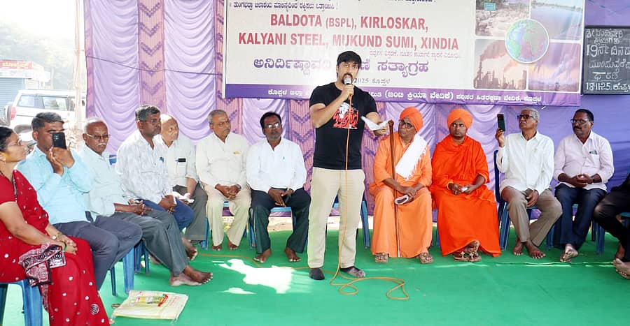 ಕೊಪ್ಪಳದಲ್ಲಿ ‌ನಡೆಯುತ್ತಿರುವ ಧರಣಿಯಲ್ಲಿ ನಟ ಚೇತನ್ ಅಹಿಂಸಾ ಮಾತನಾಡಿದರು 