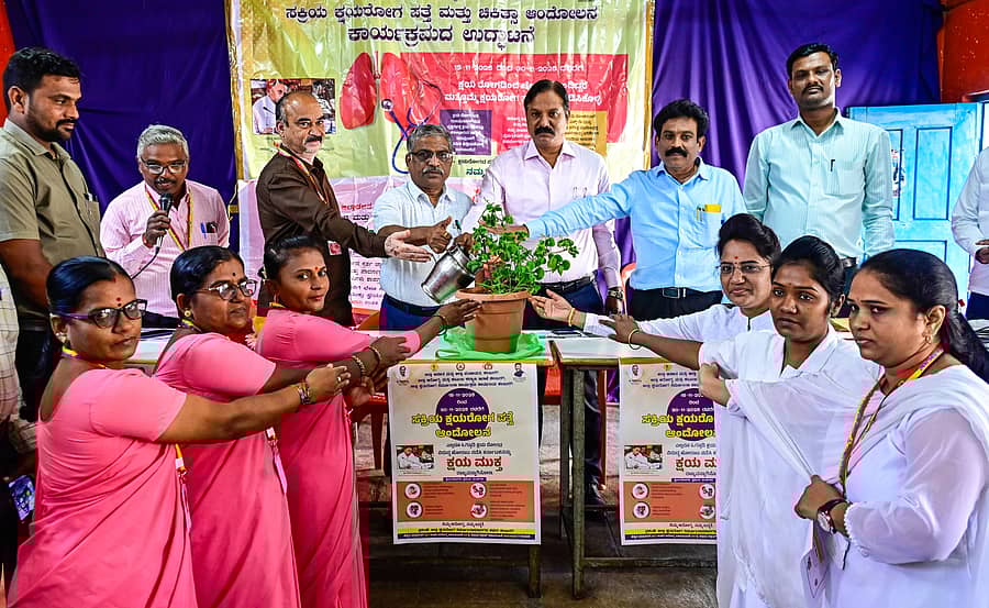 ಕಲಬುರಗಿಯ ಸೇಂಟ್ ಜಾನ್ಸ್ ಆಸ್ಪತ್ರೆ ಸಭಾಂಗಣದಲ್ಲಿ ಮಂಗಳವಾರ ಸಕ್ರಿಯ ಕ್ಷಯರೋಗ ಪತ್ತೆ ಮತ್ತು ಚಿಕಿತ್ಸಾ ಆಂದೋಲನ ಕಾರ್ಯಕ್ರಮವನ್ನು ಡಾ.ಶರಣಬಸಪ್ಪ ಗಣಜಲಖೇಡ್, ಡಾ.ಶರಣಬಸಪ್ಪ ಕ್ಯಾತನಾಳ ಹಾಗೂ ಗಣ್ಯರು ಸಸಿಗೆ ನೀರೆರೆಯುವುದರ ಮೂಲಕ ಉದ್ಘಾಟಿಸಿದರು