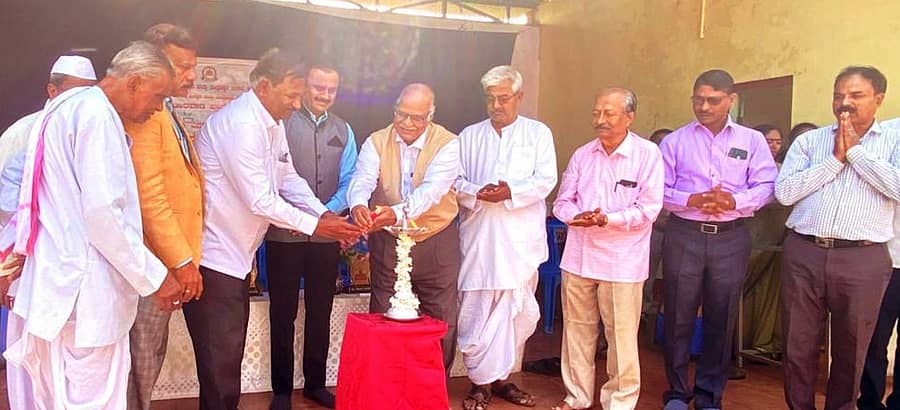 ಚಿತ್ರಾವಳಿ: ಧಾರವಾಡ ತಾಲ್ಲೂಕಿನ ಅಮ್ಮಿನಬಾವಿ ಗ್ರಾಮದ ಶ್ರೀಶಾಂತೇಶ್ವರ ಪ್ರೌಢ ಶಾಲೆಯಲ್ಲಿ ಮಂಗಳವಾರ ಏರ್ಪಡಿಸಿದ್ದ ಭೌತ ವಿಜ್ಞಾನಿ ಡಾ.ಎಂ.ಐ. ಸವದತ್ತಿ ಅವರ ಸ್ಮರಣಾರ್ಥ ವಿಶ್ವ ವಿಜ್ಞಾನ ದಿನಾಚರಣೆ ಕಾರ್ಯಕ್ರಮವನ್ನು ಗಣ್ಯರು ಉದ್ಘಾಟಿಸಿದರು.