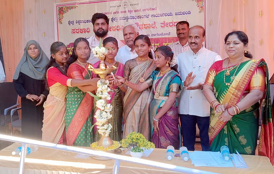 ತೇರದಾಳದ ಸಕರ್ಾರಿ ಉನ್ನತೀಕರಿಸಿದ ಪ್ರೌಢಶಾಲೆಯನ್ನು ಗಣ್ಯರು ಮಕ್ಕಳೊಡಗೂಡಿ ಉದ್ಘಾಟಿಸಿದರು.