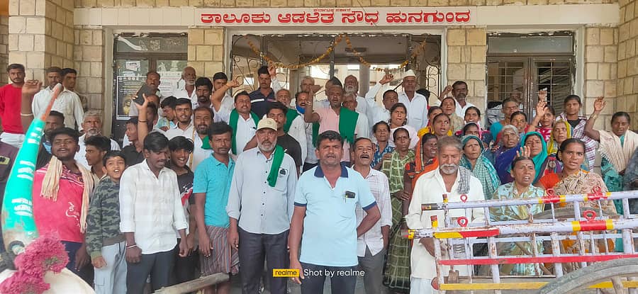 ಹುನಗುಂದ: ಗ್ರಾಮದ ರಸ್ತೆ ನಿರ್ಮಾಣ ಕಾಮಗಾರಿ ಸ್ಥಗಿತಗೊಳಿಸಿರುವುದನ್ನು ವಿರೋಧಿಸಿ ಚಿಕ್ಕಬಾದವಾಡಗಿ ಗ್ರಾಮಸ್ಥರು ಎತ್ತಿನ ಬಂಡಿ ಹಾಗೂ ಟ್ರ್ಯಾಕ್ಟರ್ ಮೂಲಕ ಪಟ್ಟಣದ ತಹಶೀಲ್ದಾರ್ ಕಚೇರಿಗೆ ಆಗಮಿಸಿ ಪ್ರತಿಭಟನೆ ನಡೆಸಿದರು