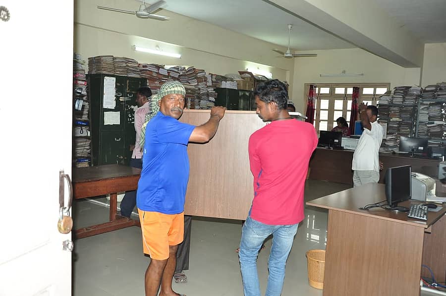 <div class="paragraphs"><p>ಕಚೇರಿಯ ಪೀಠೋಪಕರಣಗಳನ್ನು ಕೊಂಡೊಯ್ಯುತ್ತಿರುವುದು</p></div>