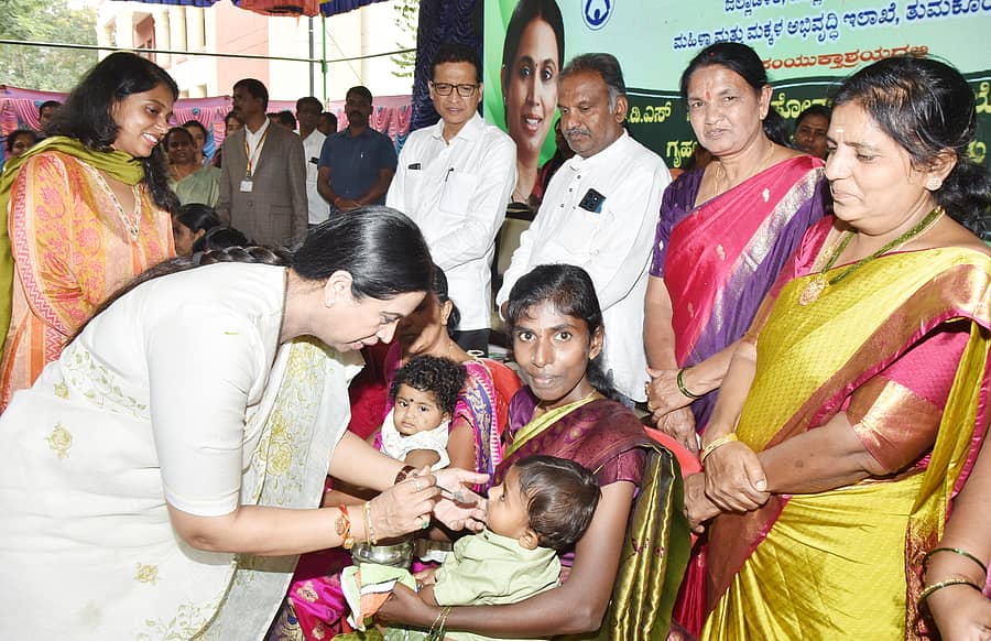 ತುಮಕೂರಿನಲ್ಲಿ ಮಂಗಳವಾರ ಮಹಿಳಾ ಮತ್ತು ಮಕ್ಕಳ ಅಭಿವೃದ್ಧಿ ಇಲಾಖೆಯಿಂದ ಐಸಿಡಿಎಸ್ ಸುವರ್ಣ ಮಹೋತ್ಸವದ ಅಂಗವಾಗಿ ಹಮ್ಮಿಕೊಂಡಿದ್ದ ಪೂರ್ವಭಾವಿ ಕಾರ್ಯಕ್ರಮದಲ್ಲಿ ಮಹಿಳಾ ಮತ್ತು ಮಕ್ಕಳ ಅಭಿವೃದ್ಧಿ ಸಚಿವೆ ಲಕ್ಷ್ಮಿ ಹೆಬ್ಬಾಳಕರ ಮಗುವಿಗೆ ಅನ್ನಪ್ರಾಶನ ಮಾಡಿದರು. ಶಾಸಕ ಜಿ.ಬಿ.ಜ್ಯೋತಿಗಣೇಶ್, ಜಿಲ್ಲಾಧಿಕಾರಿ ಶುಭ ಕಲ್ಯಾಣ್ ಇತರರು ಹಾಜರಿದ್ದರು