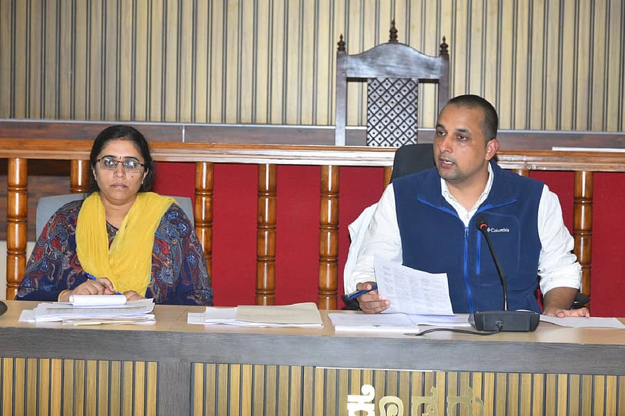 ಬೀದಿ ನಾಯಿಗಳ ನಿಯಂತ್ರಣ ಸಂಬಂಧ ಜಿಲ್ಲಾಧಿಕಾರಿ ವೆಂಕಟ್ ರಾಜಾ ಅವರು ಮಂಗಳವಾರ ಕೊಡಗು ಜಿಲ್ಲೆಯ ಸ್ಥಳೀಯ ಸಂಸ್ಥೆಗಳು ಹಾಗೂ ಇತರೆ ಇಲಾಖೆಗಳ ಮುಖ್ಯಾಧಿಕಾರಿಗಳೊಂದಿಗೆ ಸಭೆ ನಡೆಸಿ ಸೂಚನೆಗಳನ್ನು ನೀಡಿದರು. ಹೆಚ್ಚುವರಿ ಜಿಲ್ಲಾಧಿಕಾರಿ ಆರ್.ಐಶ್ವರ್ಯ ಭಾಗವಹಿಸಿದ್ದರು