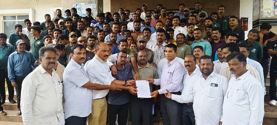 ಸಫಾರಿ ಸ್ಥಗಿತವನ್ನು ವಿರೋಧಿಸಿ ರೆಸಾರ್ಟ್ಗಳ ಕಾರ್ಮಿಕರು ಎಚ್.ಡಿ. ಕೋಟೆ ತಾಲ್ಲೂಕು ಕಚೇರಿ ಮುಂಭಾಗ ಪ್ರತಿಭಟನೆ ನಡೆಸಿ, ತಹಶೀಲ್ದಾರ್ ಶ್ರೀನಿವಾಸ ಅವರಿಗೆ ಮಂಗಳವಾರ ಮನವಿ ಸಲ್ಲಿಸಿದರು
