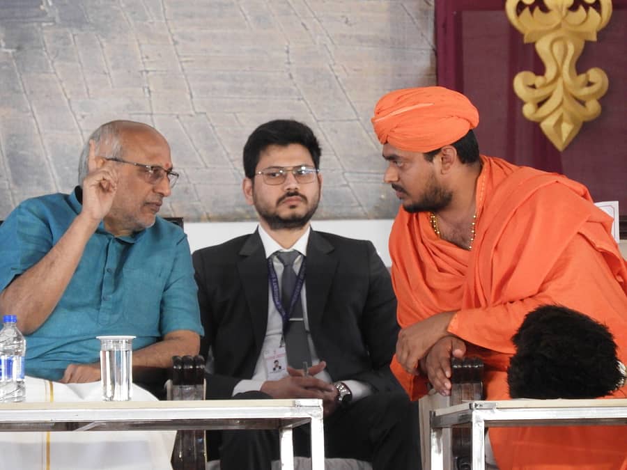 ಈಚೆಗೆ ಶ್ರವಣಬೆಳಗೊಳಕ್ಕೆ ಭೇಟಿ ನೀಡಿದ್ದ ಉಪ ರಾಷ್ಟ್ರಪತಿ ಸಿ.ಪಿ. ರಾಧಾಕೃಷ್ಣನ್‌ ಅವರೊಂದಿಗೆ ಚರ್ಚಿಸುತ್ತಿರುವ ಅಭಿನವ ಚಾರುಕೀರ್ತಿ ಭಟ್ಟಾರಕ ಸ್ವಾಮೀಜಿ.