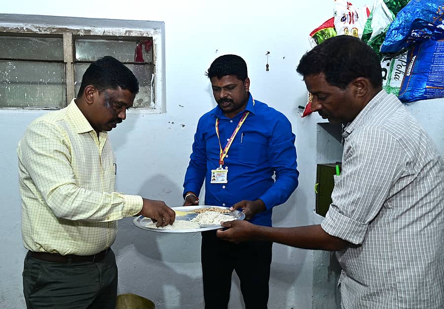 ಹುಬ್ಬಳ್ಳಿಯ ನೃಪತುಂಗ ಬೆಟ್ಟದ ತಪ್ಪಲಿನಲ್ಲಿರುವ ಜಗಜೀವನ್ ರಾಂ ಅನುದಾನಿತ ವಸತಿ ನಿಲಯಕ್ಕೆ ಮಂಗಳವಾರ ಶಹರ ತಹಶೀಲ್ದಾರ್ ಮಹೇಶ ಗಸ್ತಿ ಭೇಟಿ ನೀಡಿ, ಆಹಾರ ಪದಾರ್ಥಗಳ ಗುಣಮಟ್ಟ ಪರಿಶೀಲಿಸಿದರು –ಪ್ರಜಾವಾಣಿ ಚಿತ್ರ