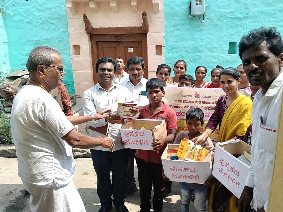 ಕಲಬುರಗಿ ಜಿಲ್ಲೆಯ ಜೀವಣಗಿ ಗ್ರಾಮದಲ್ಲಿ ಇತ್ತೀಚೆಗೆ ನಡೆದ ‘ಪುಸ್ತಕ ಜೋಳಿಗೆ’ ಅಭಿಯಾನದ ನೋಟ