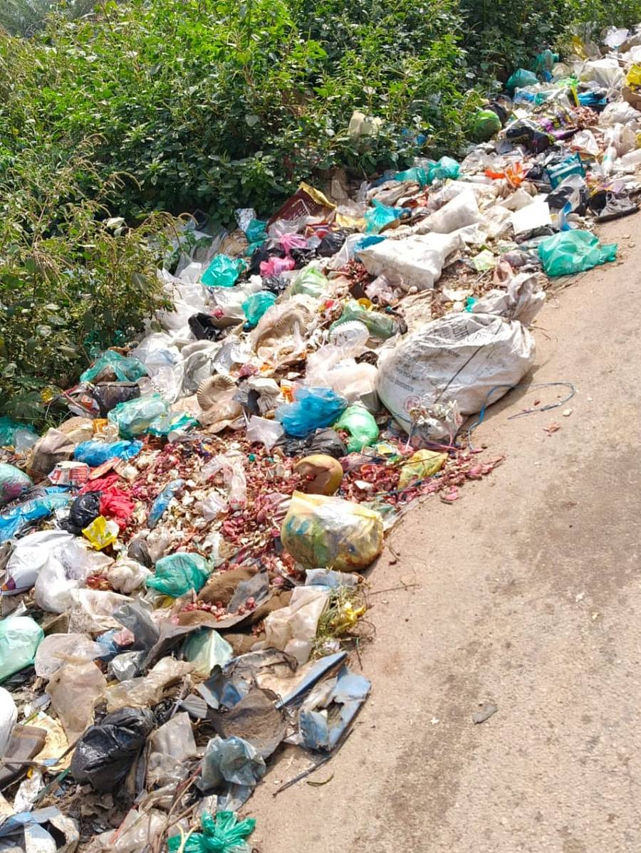 ದಾಬಸ್ ಪೇಟೆ ಪಟ್ಟಣದಿಂದ ಬೆಂಗಳೂರು ಮಾರ್ಗದ ಸರ್ವಿಸ್ ರಸ್ತೆಯಲ್ಲಿ ಸಂಗ್ರಹವಾಗಿರುವ ಕಸ