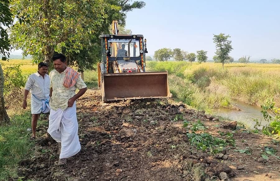 ಮಲೇಬೆನ್ನೂರು ಹೊರವಲಯದ 9ಎ ಭದ್ರಾ ಉಪನಾಲೆ ಸೇವಾರಸ್ತೆ ಹಾಳಾಗಿದ್ದು, ಮಂಗಳವಾರ ರೈತರು ಒಗ್ಗೂಡಿ ನಿರ್ಮಾಣ ಮಾಡುತ್ತಿರುವುದು