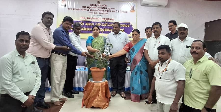 ಹೊಸಪೇಟೆಯಲ್ಲಿ ಮಂಗಳವಾರ ನಡೆದ ಪ್ರೌಢಶಾಲಾ ಮುಖ್ಯಶಿಕ್ಷಕರ ಸಭೆಗೆ ಜಿಲ್ಲಾಧಿಕಾರಿ ಕವಿತಾ ಎಸ್.ಮನ್ನಿಕೇರಿ ಚಾಲನೆ ನೀಡಿದರು  –ಪ್ರಜಾವಾಣಿ ಚಿತ್ರ