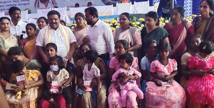 ಬಾಗೇಪಲ್ಲಿ ತಾಲ್ಲೂಕಿನ ಆಚೇಪಲ್ಲಿ ಗ್ರಾಮದಲ್ಲಿ ಹಮ್ಮಿಕೊಂಡಿದ್ದ ಜನಸ್ಪಂದನಾ ಕಾರ್ಯಕ್ರಮದಲ್ಲಿ ಶಾಸಕ ಎಸ್.ಎನ್.ಸುಬ್ಬಾರೆಡ್ಡಿ ಅರ್ಹ ಫಲಾನುಭವಿಗಳಿಗೆ ಸರ್ಕಾರದ ಸೌಲಭ್ಯಗಳನ್ನು ವಿತರಿಸಿದರು.