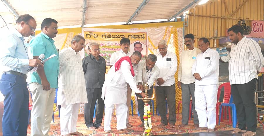 ಮಲಪ್ರಭಾ ಸಹಕಾರ ಸಕ್ಕರೆ ಕಾರ್ಖಾನೆ ಆವರಣದ ಬಂಡೆಮ್ಮದೇವಿ ದೇವಸ್ಥಾನದ ಕಲ್ಯಾಣ ಮಂಟಪದಲ್ಲಿ ನಡೆದ ಕೃಷಿ ಸಂವಾದ ಕಾರ್ಯಕ್ರಮವನ್ನು ಶಾಸಕ ಬಾಬಾಸಾಹೇಬ ಪಾಟೀಲ ಹಾಗೂ ಇತರ ಗಣ್ಯರು ಉದ್ಘಾಟಿಸಿದರು