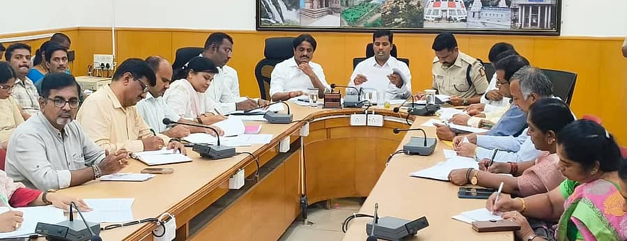 ಬೀದಿ ನಾಯಿಗಳ ಹಾವಳಿ ತಡೆಗಟ್ಟುವ ಸಂಬಂಧ ಮಂಡ್ಯ ಜಿಲ್ಲಾಧಿಕಾರಿ ಕಚೇರಿಯಲ್ಲಿ ಜಿಲ್ಲಾಧಿಕಾರಿ ಕುಮಾರ ಅಧ್ಯಕ್ಷತೆಯಲ್ಲಿ ಸಭೆ ನಡೆಯಿತು 